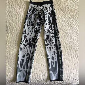 Ultracor leggings in Black and Gray Graffiti